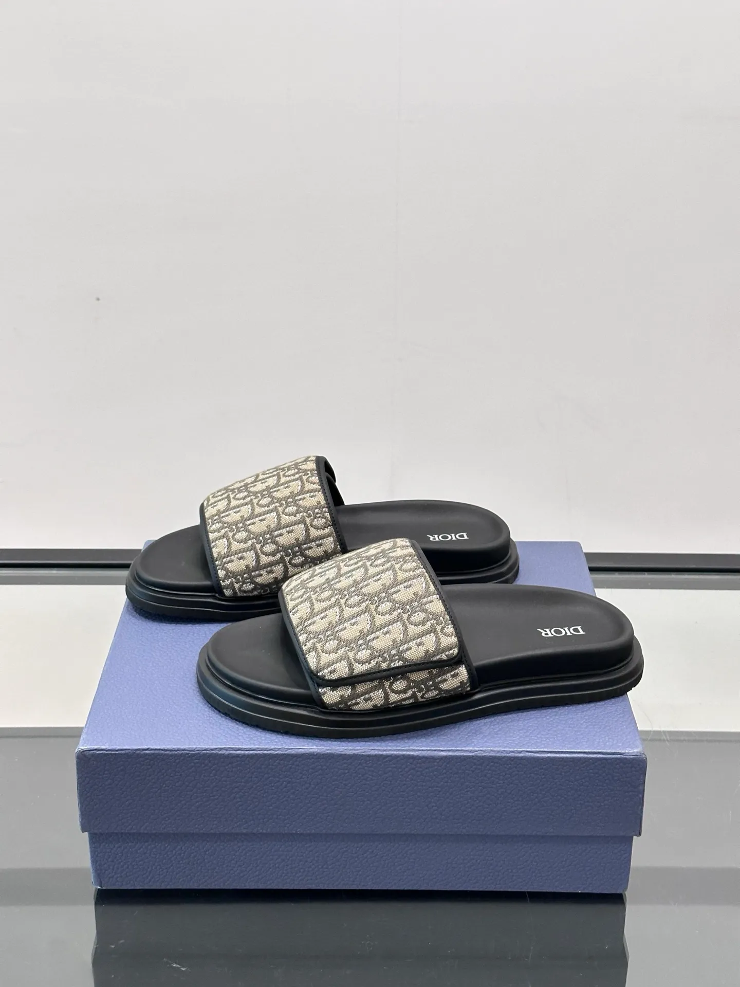 Factory price: 280💰𝐂𝐡𝐫𝐢𝐬𝐭𝐢𝐚𝐧 𝐃𝐢𝐨𝐫 Dior's latest popular sandals, classic upgraded Velcro sandals, original replicas, super durable and versatile, very comfortable on the feet, slimming and white, original cowhide leather upper, sheepskin lining Original d hardware buckle Original molded T men's shoes 💰U outsole Size: 38-44 (.45.46 customized)